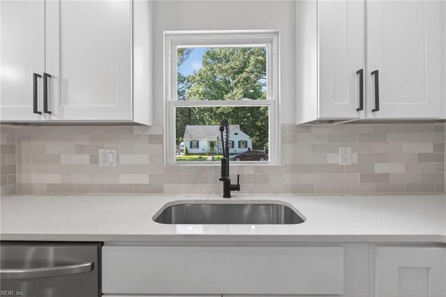 82 Lakeside DR, Newport News, VA 23606