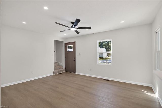 82 Lakeside DR, Newport News, VA 23606