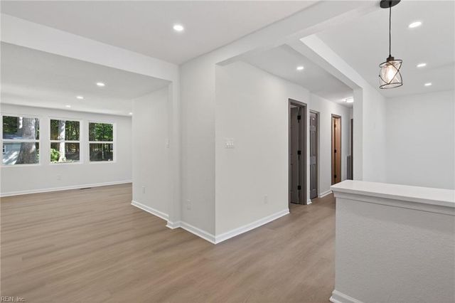 82 Lakeside DR, Newport News, VA 23606