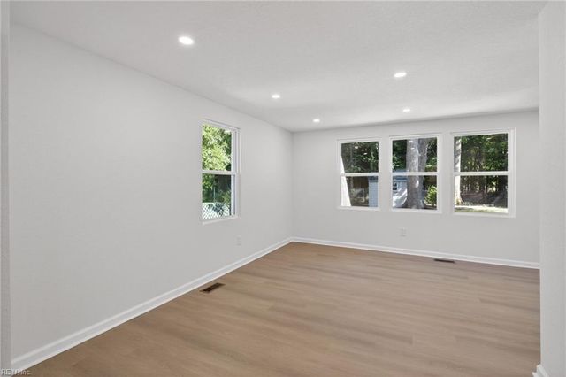 82 Lakeside DR, Newport News, VA 23606