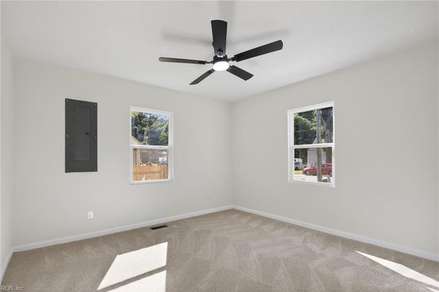 82 Lakeside DR, Newport News, VA 23606