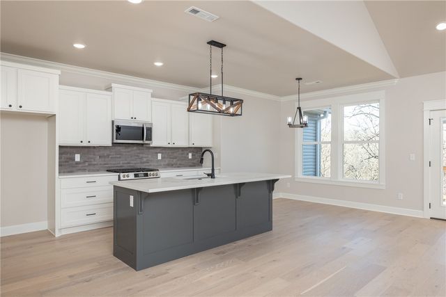 24 Selkirk Drive, Bella Vista, AR 72715