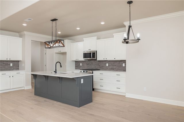 24 Selkirk Drive, Bella Vista, AR 72715