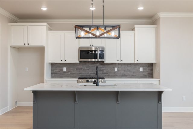 24 Selkirk Drive, Bella Vista, AR 72715