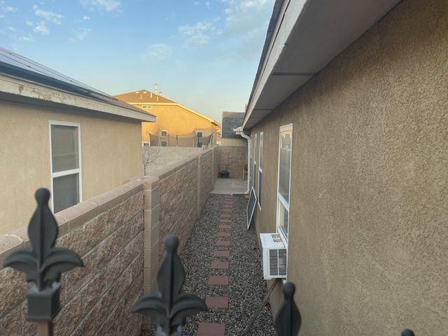 636 Escavada Street SW, Albuquerque, NM 87121