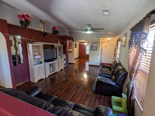 636 Escavada Street SW, Albuquerque, NM 87121