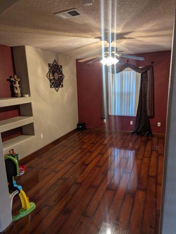 636 Escavada Street SW, Albuquerque, NM 87121