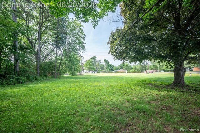 3557 W Walton Boulevard, Waterford, MI 48329