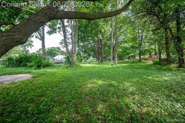 3557 W Walton Boulevard, Waterford, MI 48329