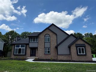 5140 Woodrun Court, West Bloomfield, MI 48323