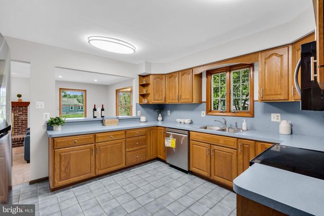 52 HAWKIN RD, Medford, NJ 08055