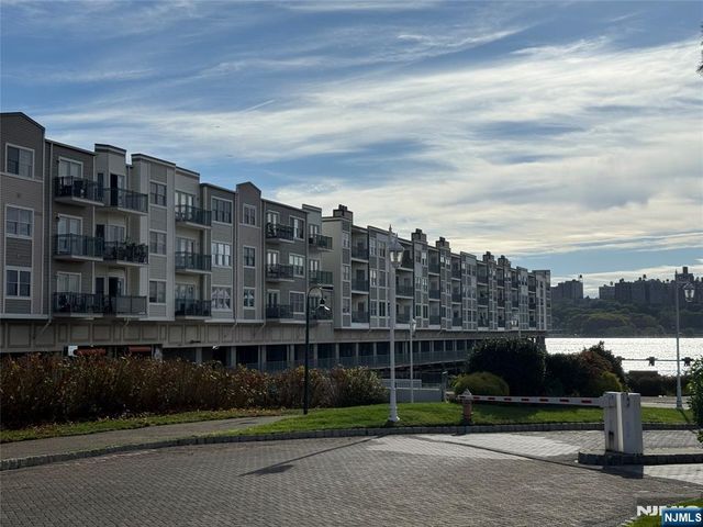 242 The Promenade 242, Edgewater, NJ 07020