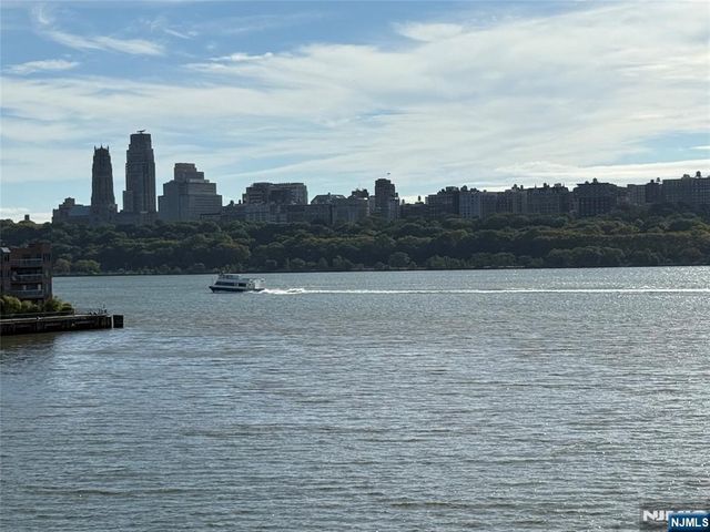 242 The Promenade 242, Edgewater, NJ 07020