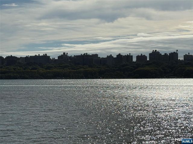 242 The Promenade 242, Edgewater, NJ 07020