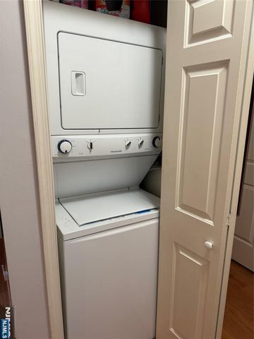 242 The Promenade 242, Edgewater, NJ 07020