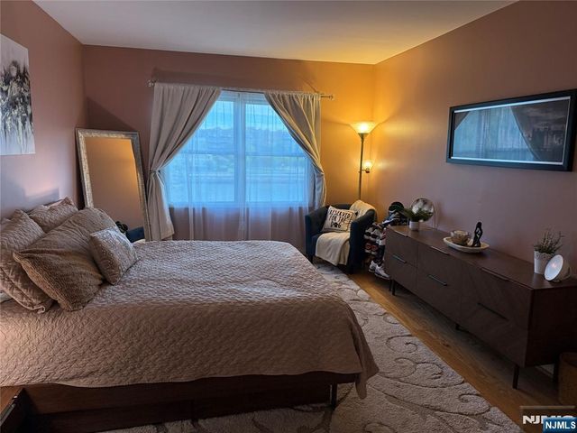 242 The Promenade 242, Edgewater, NJ 07020