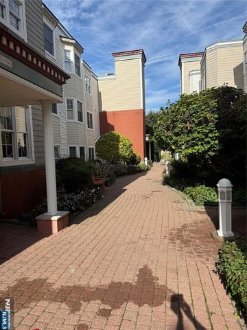 242 The Promenade 242, Edgewater, NJ 07020