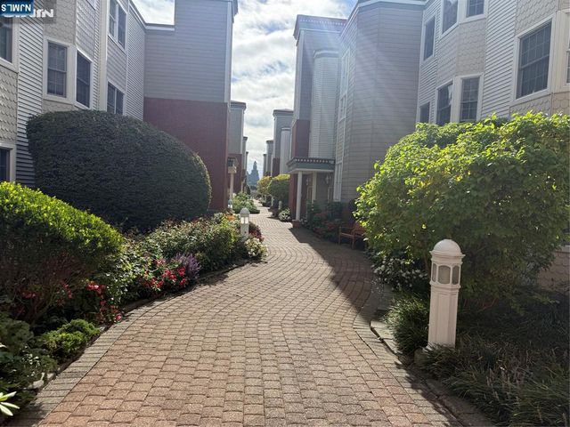 242 The Promenade 242, Edgewater, NJ 07020