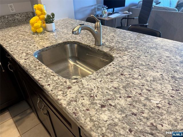 242 The Promenade 242, Edgewater, NJ 07020