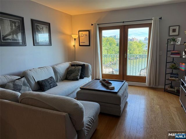 242 The Promenade 242, Edgewater, NJ 07020