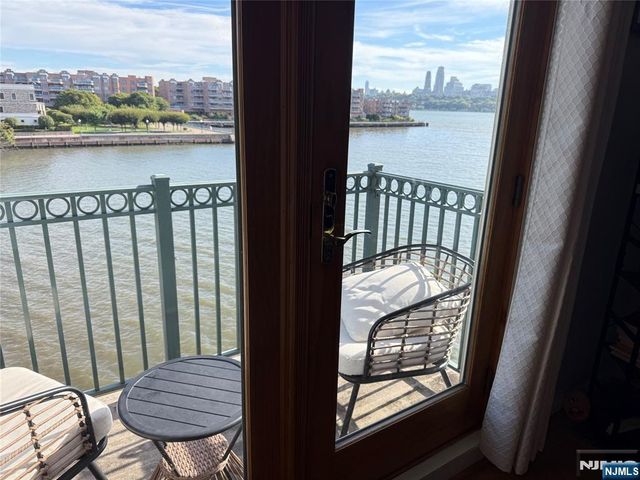 242 The Promenade 242, Edgewater, NJ 07020