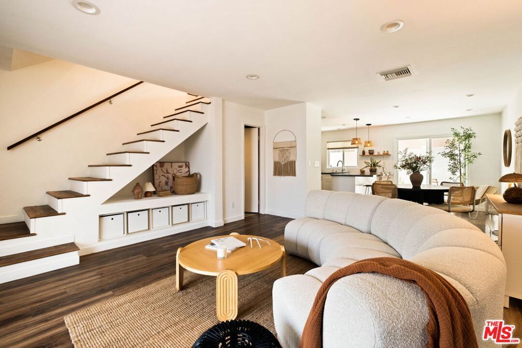 Image 1 of property listing at 1906 W Victory Boulevard 9, Burbank, CA 91506