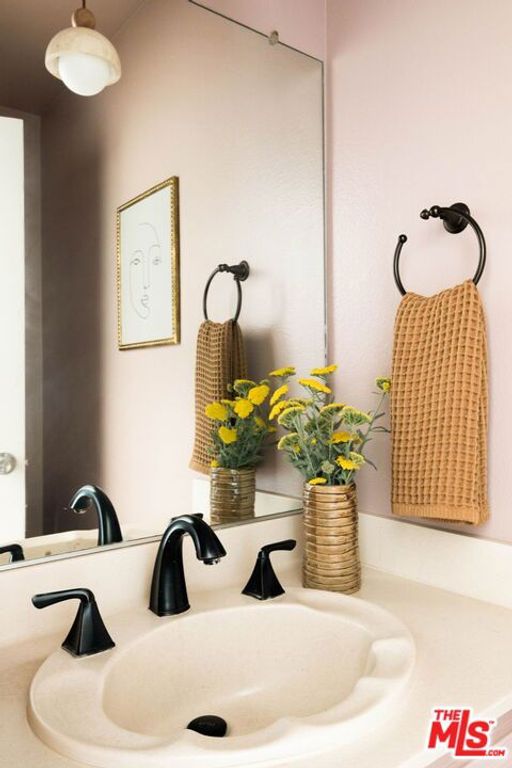 Image 10 of property listing at 1906 W Victory Boulevard 9, Burbank, CA 91506