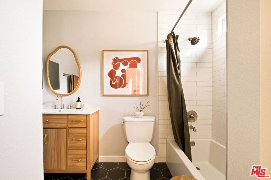 Image 15 of property listing at 1906 W Victory Boulevard 9, Burbank, CA 91506