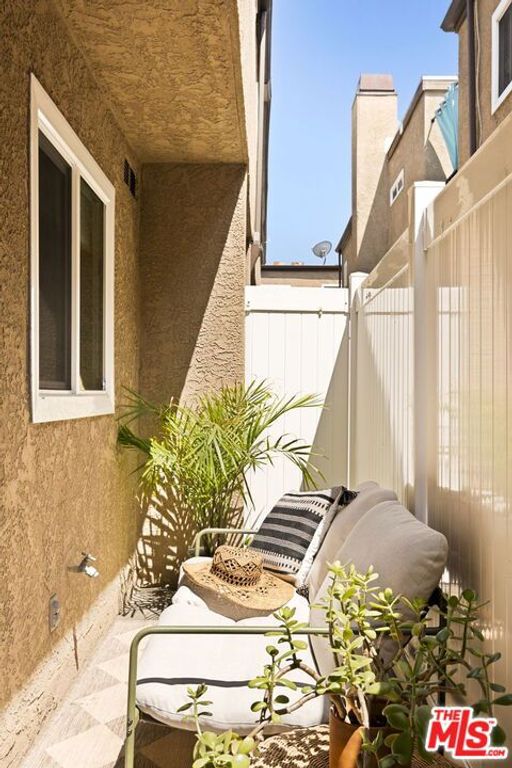 Image 18 of property listing at 1906 W Victory Boulevard 9, Burbank, CA 91506