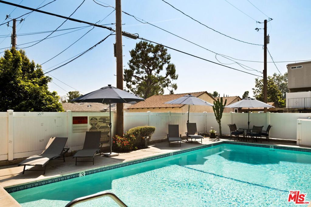 Image 19 of property listing at 1906 W Victory Boulevard 9, Burbank, CA 91506