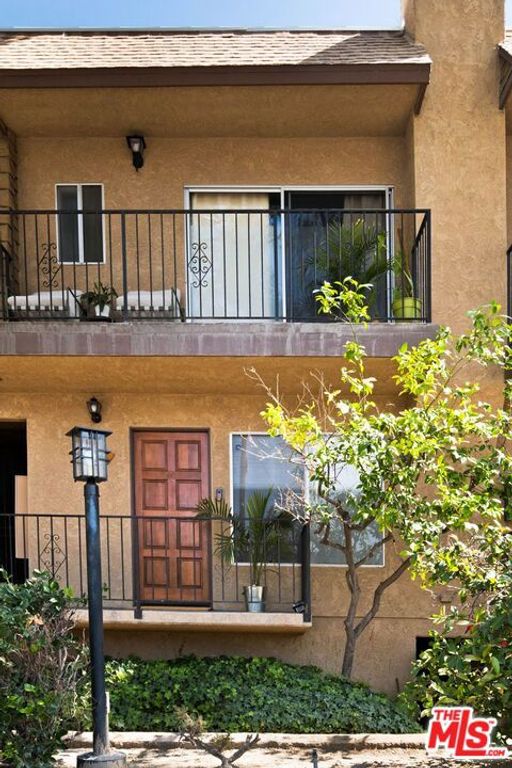 Image 3 of property listing at 1906 W Victory Boulevard 9, Burbank, CA 91506