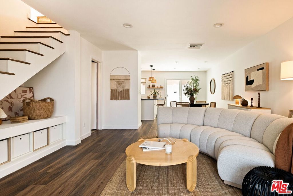 Image 4 of property listing at 1906 W Victory Boulevard 9, Burbank, CA 91506