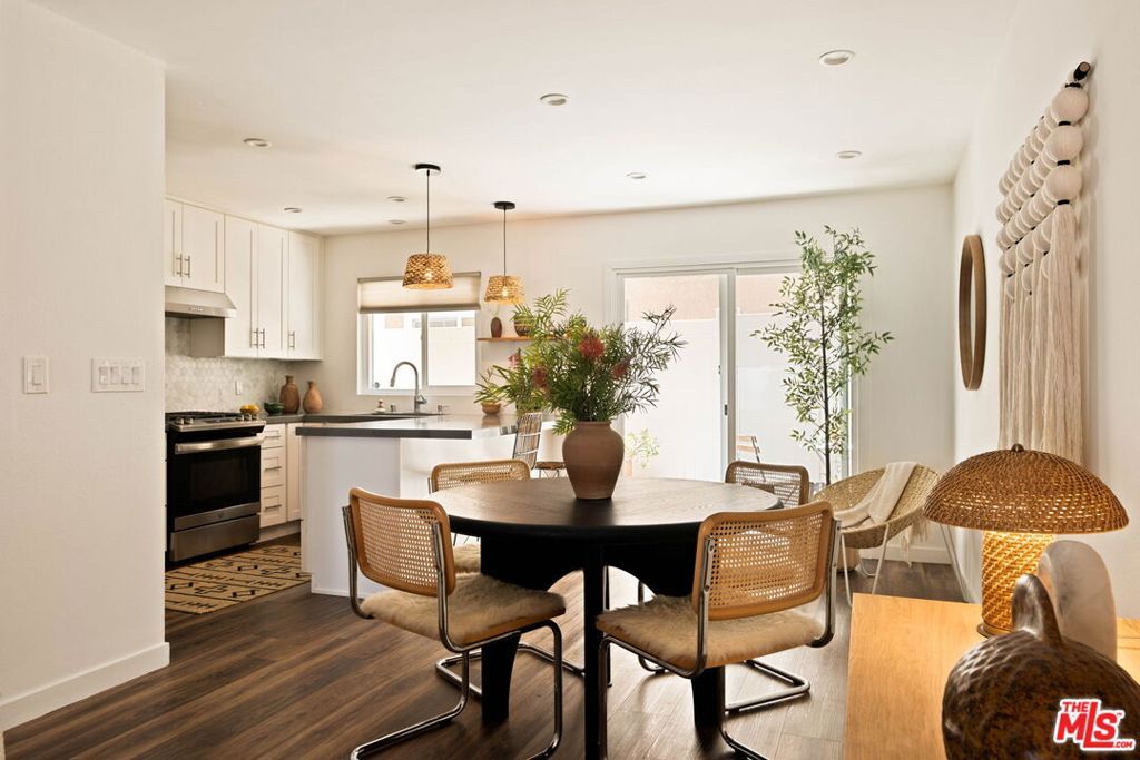 Image 5 of property listing at 1906 W Victory Boulevard 9, Burbank, CA 91506