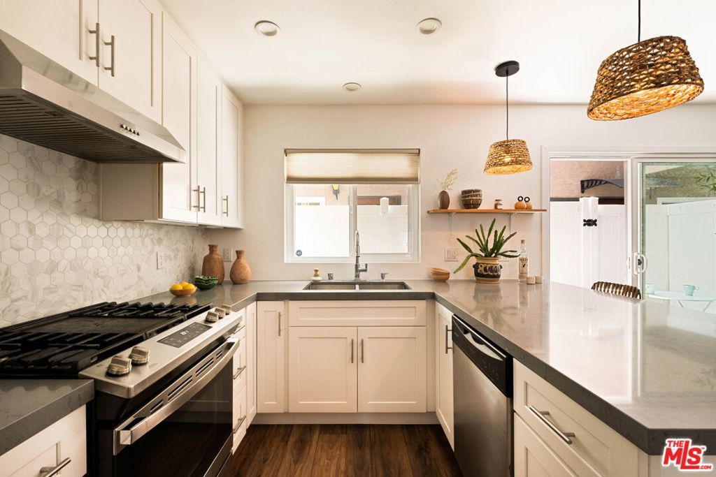 Image 8 of property listing at 1906 W Victory Boulevard 9, Burbank, CA 91506