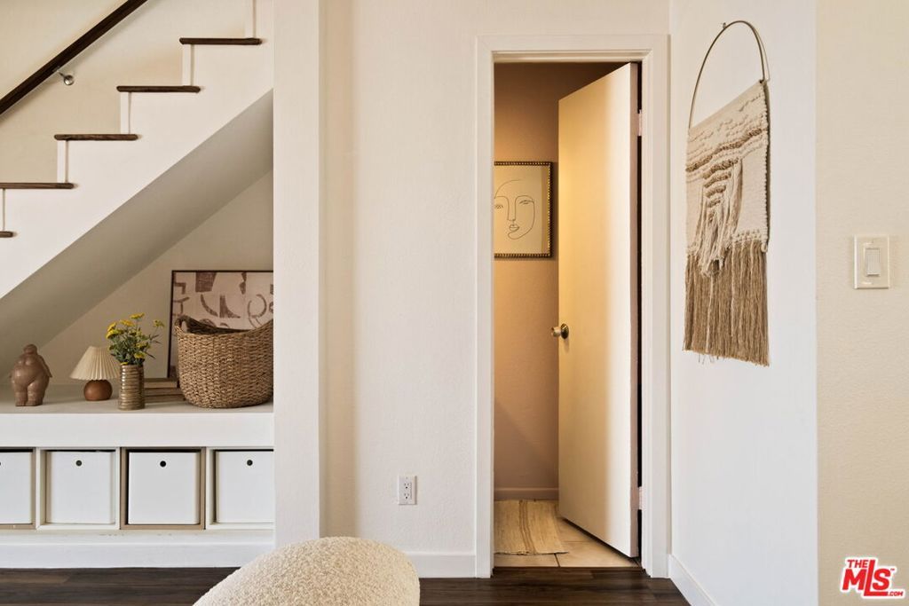 Image 9 of property listing at 1906 W Victory Boulevard 9, Burbank, CA 91506