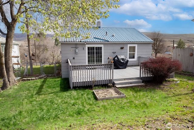 647 3rd Avenue, Okanogan, WA 98840