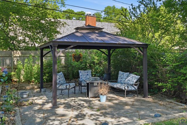 1331 SW Pembroke LN, Topeka, KS 66604
