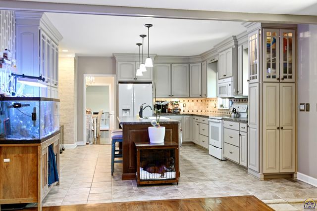 1331 SW Pembroke LN, Topeka, KS 66604