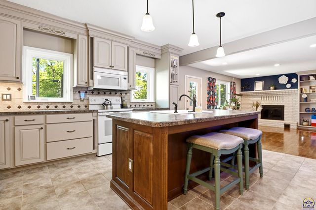 1331 SW Pembroke LN, Topeka, KS 66604