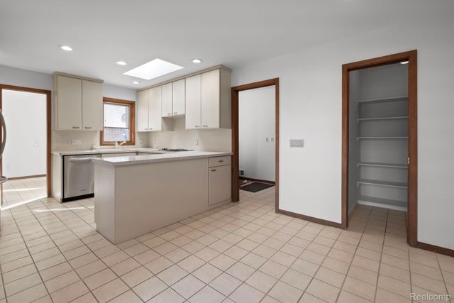 29709 Deer Run, Farmington Hills, MI 48331