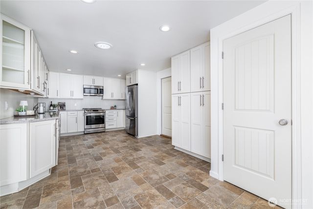 14215 SE 259th Place, Kent, WA 98042