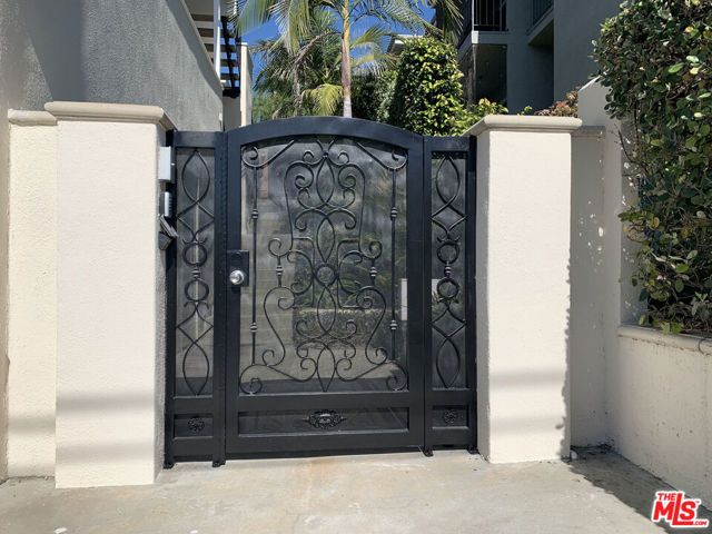 4211 Franklin Avenue, Los Angeles, CA 90027