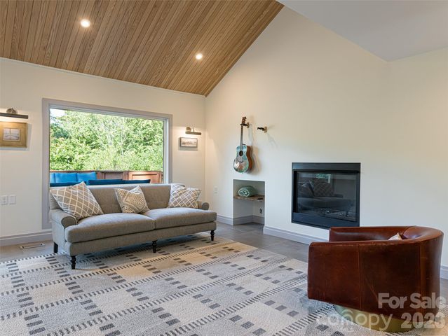 17 Beaverdam Court, Asheville, NC 28804