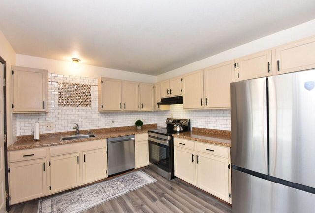 6081 W Calumet ROAD, Milwaukee, WI 53223