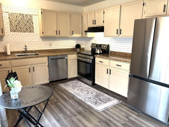 6081 W Calumet ROAD, Milwaukee, WI 53223