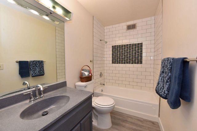 6081 W Calumet ROAD, Milwaukee, WI 53223