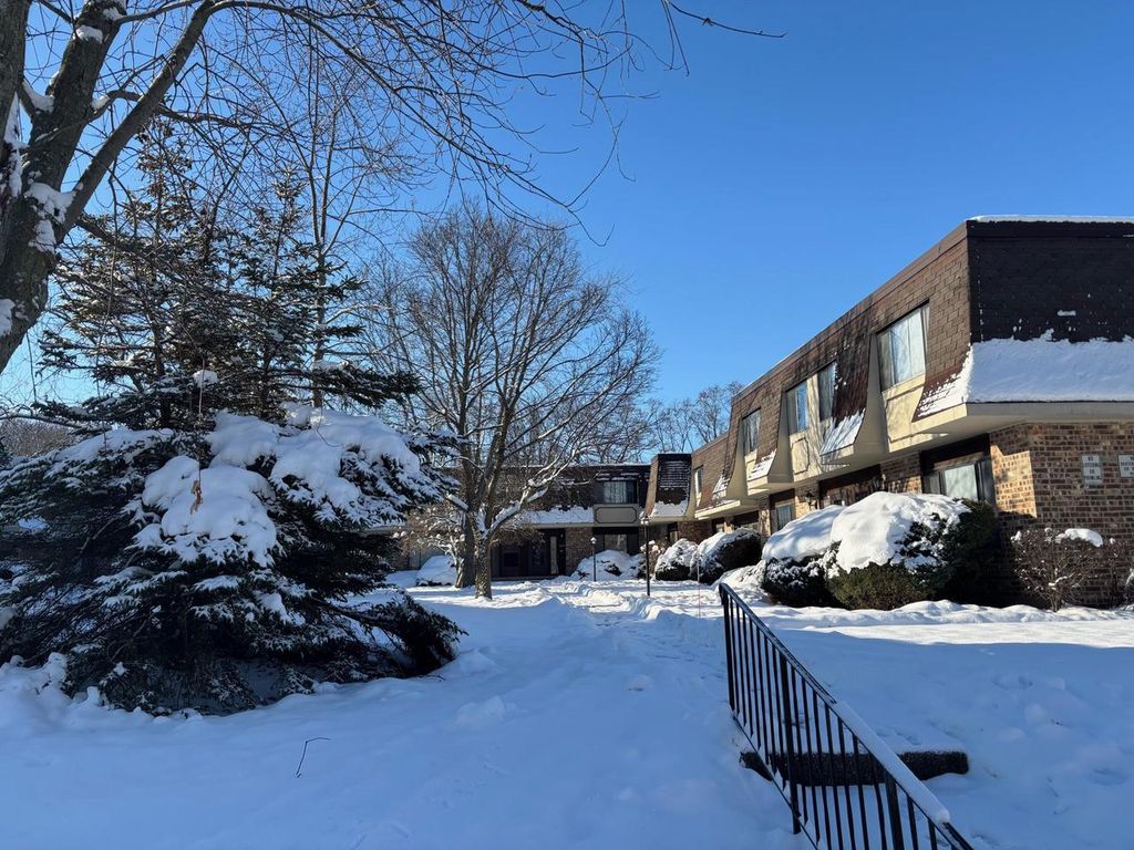 6081 W Calumet ROAD, Milwaukee, WI 53223