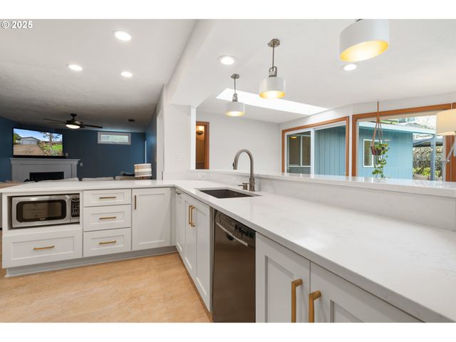12916 Sw 61ST Ave, Portland, OR 97219