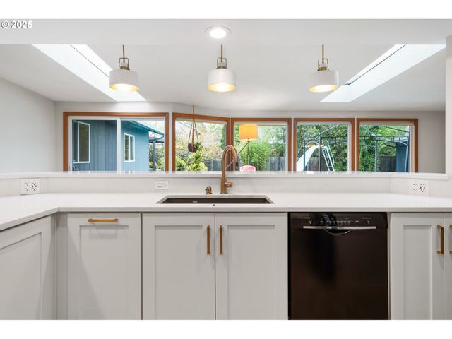 12916 Sw 61ST Ave, Portland, OR 97219