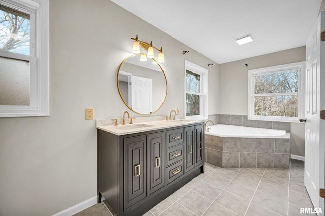 7234 N CRABAPPLE Court, Peoria, IL 61614